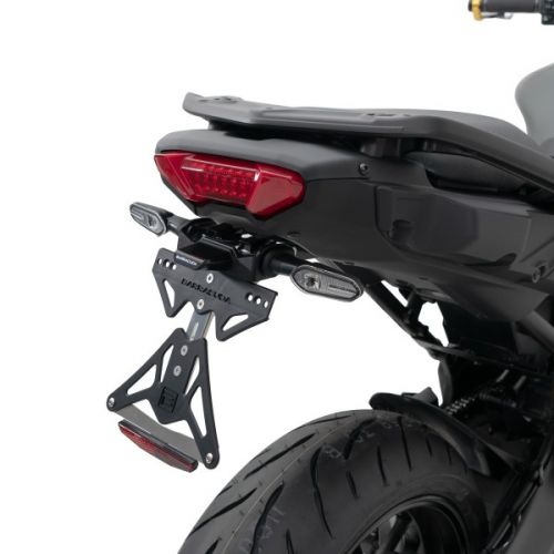 BARRACUDA Portatarga reclinabile specifico per frecce originali per YAMAHA TRACER 9 2022 / 2023