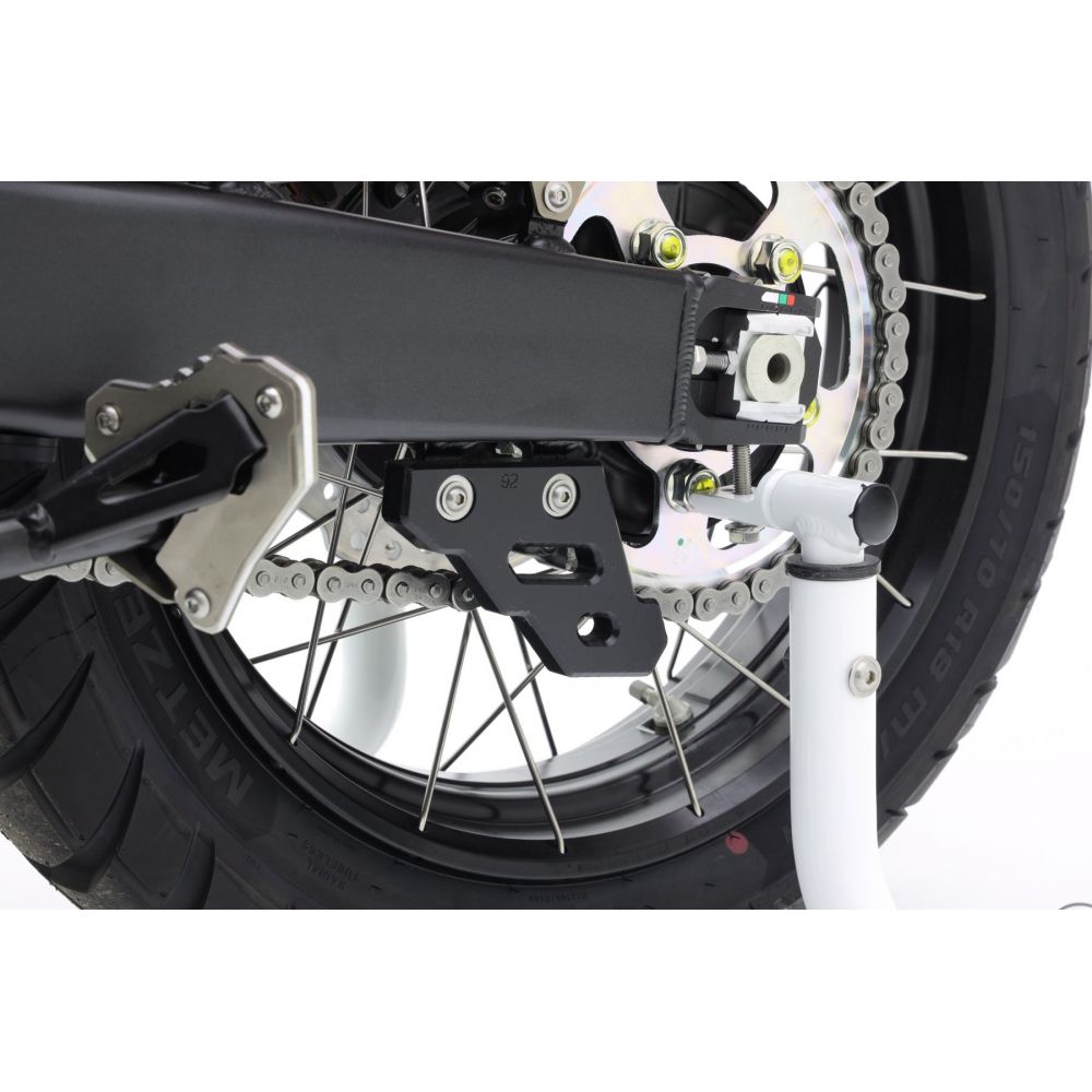 ISOTTA Protezione catena Nera per Honda Africa Twin CRF 1100 L 2020 / 2025
