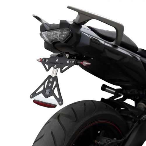 BARRACUDA Portatarga reclinabile per frecce aftermarket per YAMAHA TRACER 900 / GT 2018 / 2021 - TRACER 9 2022 / 2023