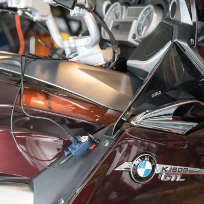 OptiMATE O-105 Caricabatterie USB intelligente da 3300 mA doppia uscita con spina moto DIN