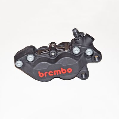 Pinza Freno anteriore fissa assiale Brembo P4 30/34 DX corpo nero logo rosso 4 pistoncini 30 mm/34 mm interasse fori 40 mm