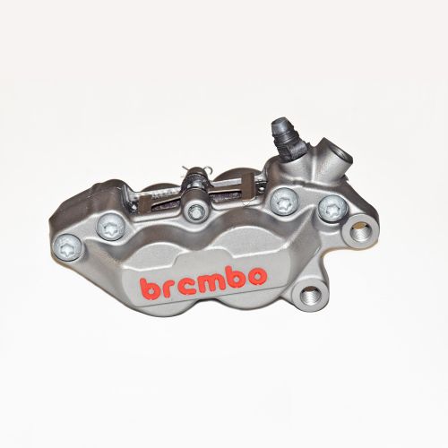 Pinza Freno anteriore fissa assiale Brembo P4 30/34 DX corpo titanio logo rosso 4 pistoncini 30 mm/34 mm interasse fori 40 mm